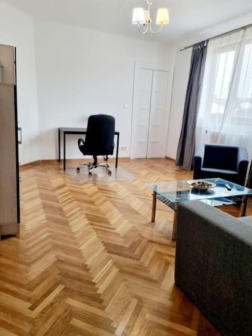 Cozy Apartment Near City Center บูคาเรสต์ ภายนอก รูปภาพ