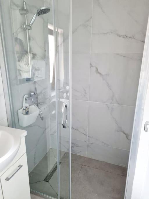 Cozy Apartment Near City Center บูคาเรสต์ ภายนอก รูปภาพ